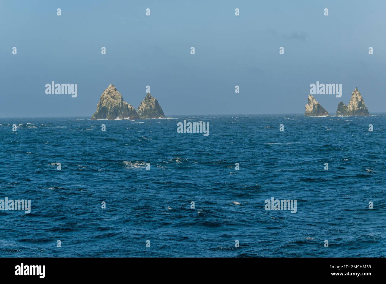 Vue sur les rochers de Shag, six petits îlots, à environ 240 kilomètres à l'ouest de la Géorgie du Sud, en sous-Antarctique, situés dans l'Atlantique Sud. Banque D'Images