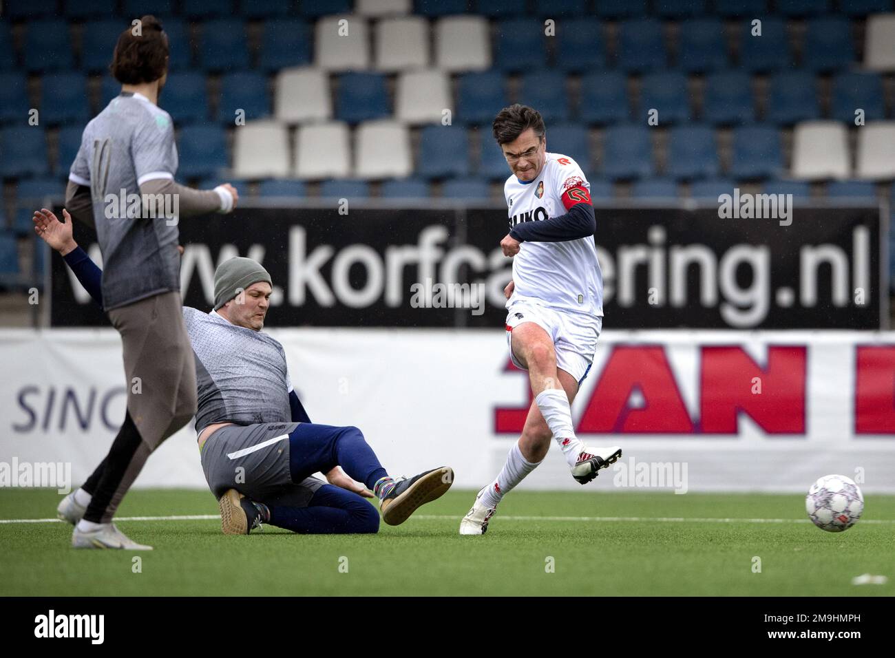 VELSEN-ZUID - ancien joueur d'échecs Loek van Wely en action pendant un match de football entre les joueurs d'échecs et Telstar, dans le cadre du tournoi d'échecs Tata Steel. ANP OLAF KRAAK Banque D'Images