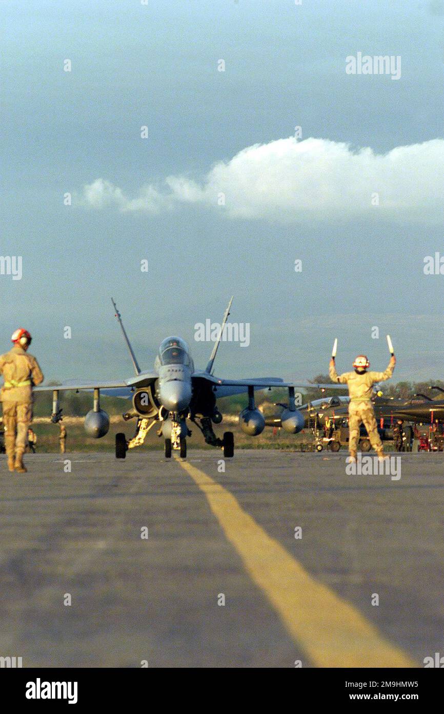 Un FA-18D Hornet de la Marine Corp Air Station (MCAS) Miramar, Californie,  taxis des combattants français Mirage à l'arrivée à l'aéroport de Manas, au  Kirghizistan, en soutien à l'opération ENDURING FREEDOM. Objet