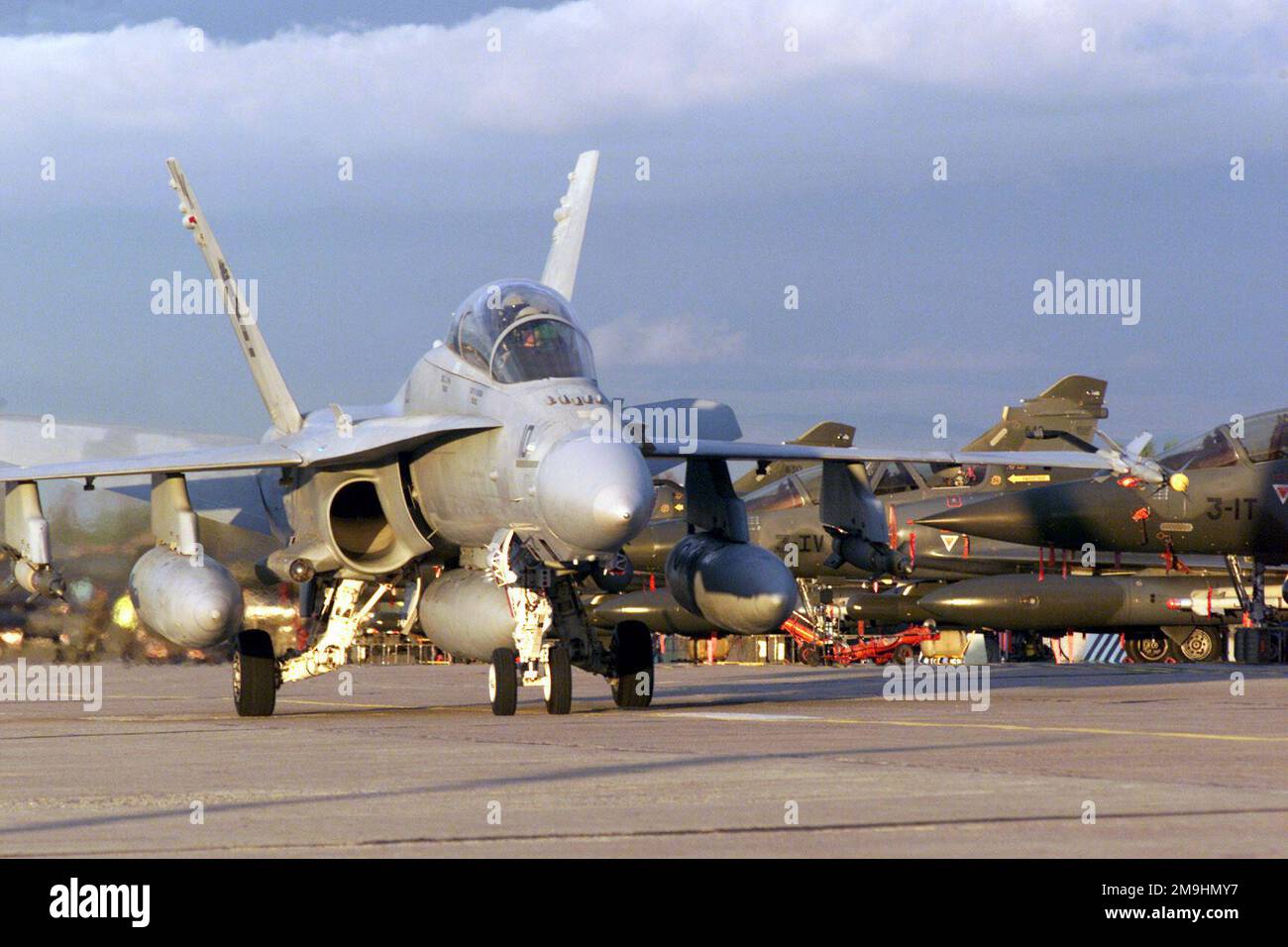 Un FA-18D Hornet de la Marine Corp Air Station (MCAS) Miramar, Californie, taxis des combattants français Mirage à l'arrivée à l'aéroport de Manas, au Kirghizistan, en soutien à l'opération ENDURING FREEDOM. Objet opération/série : LIBERTÉ DURABLE base: Peter J. Ganci Jr. État de la base aérienne : oblast de Chuskaya pays : Kirghizistan (KGZ) scène Major Command illustré : CENTAF Banque D'Images