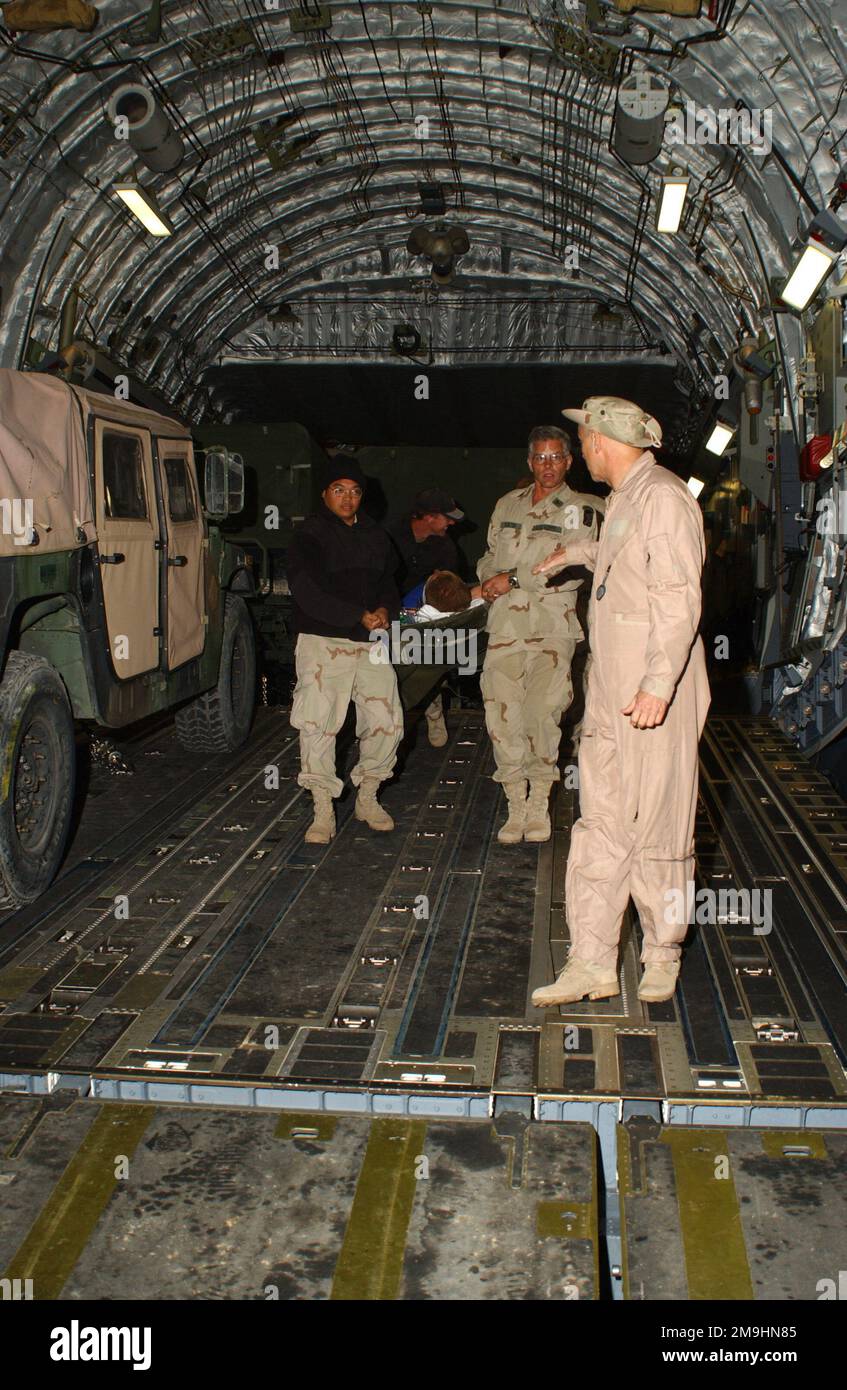 Un membre de l'armée canadienne blessé au cours d'un incident d'incendie amical à Kandahar, en Afghanistan, est transporté d'un avion cargo C-17 Globemaster III à une ambulance en attente, à la base aérienne de Ramstein, en Allemagne, pendant l'opération ENDURING FREEDOM. Objet opération/série: LIBERTÉ DURABLE base: Ramstein Air base État: Rheinland-Pfalz pays: Deutschland / Allemagne (DEU) scène Major Command montré: USAFE Banque D'Images
