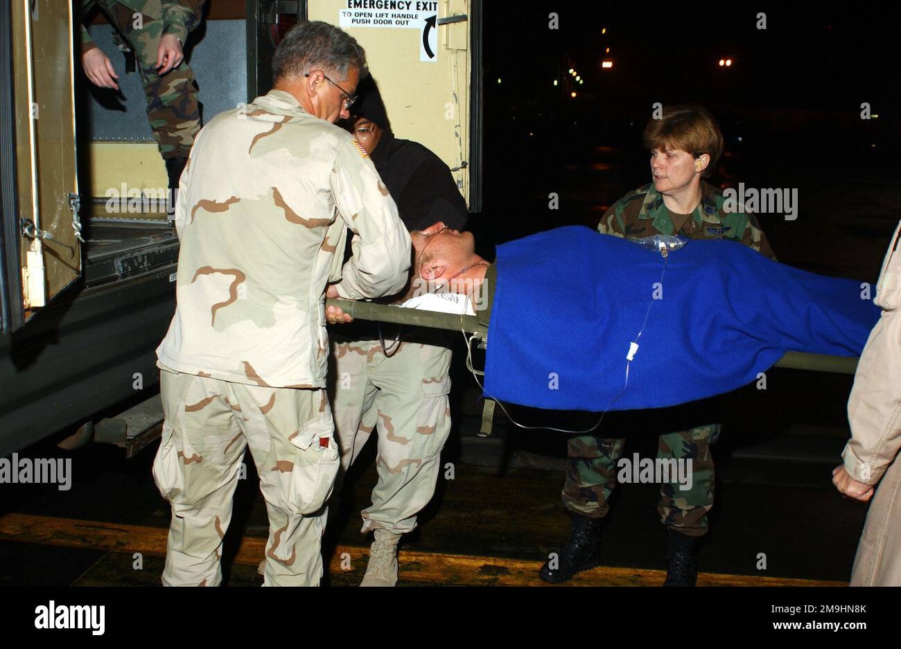 Un membre de l'armée canadienne blessé au cours d'un incident d'incendie amical à Kandahar, en Afghanistan, est transporté d'un avion cargo C-17 Globemaster III à une ambulance en attente, à la base aérienne de Ramstein, en Allemagne, pendant l'opération ENDURING FREEDOM. Objet opération/série: LIBERTÉ DURABLE base: Ramstein Air base État: Rheinland-Pfalz pays: Deutschland / Allemagne (DEU) scène Major Command montré: USAFE Banque D'Images