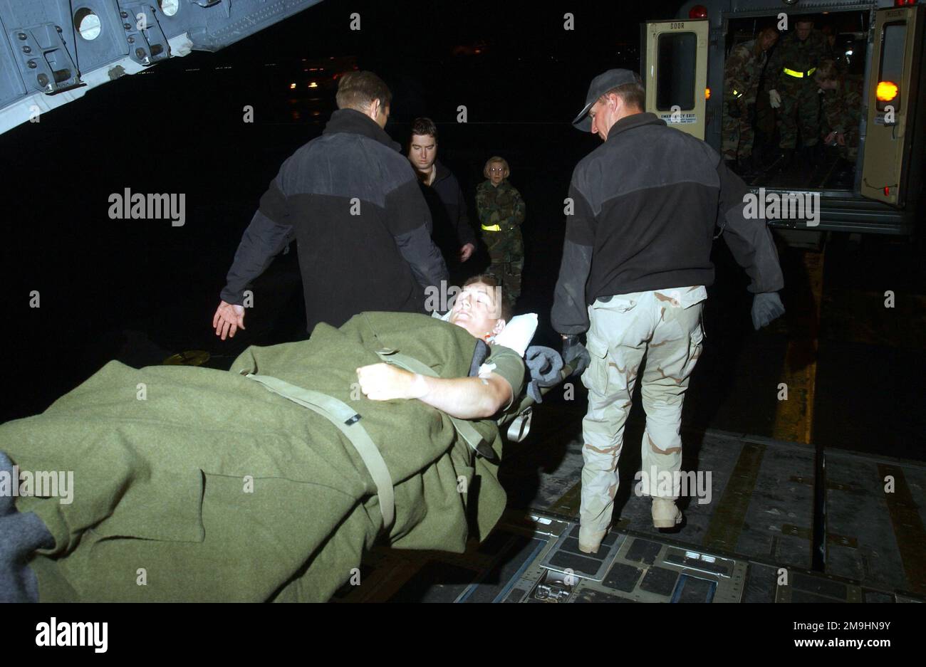 Un membre de l'armée canadienne blessé au cours d'un incident d'incendie amical à Kandahar, en Afghanistan, est transporté d'un avion cargo C-17 Globemaster III à une ambulance en attente, à la base aérienne de Ramstein, en Allemagne, pendant l'opération ENDURING FREEDOM. Objet opération/série: LIBERTÉ DURABLE base: Ramstein Air base État: Rheinland-Pfalz pays: Deutschland / Allemagne (DEU) scène Major Command montré: USAFE Banque D'Images