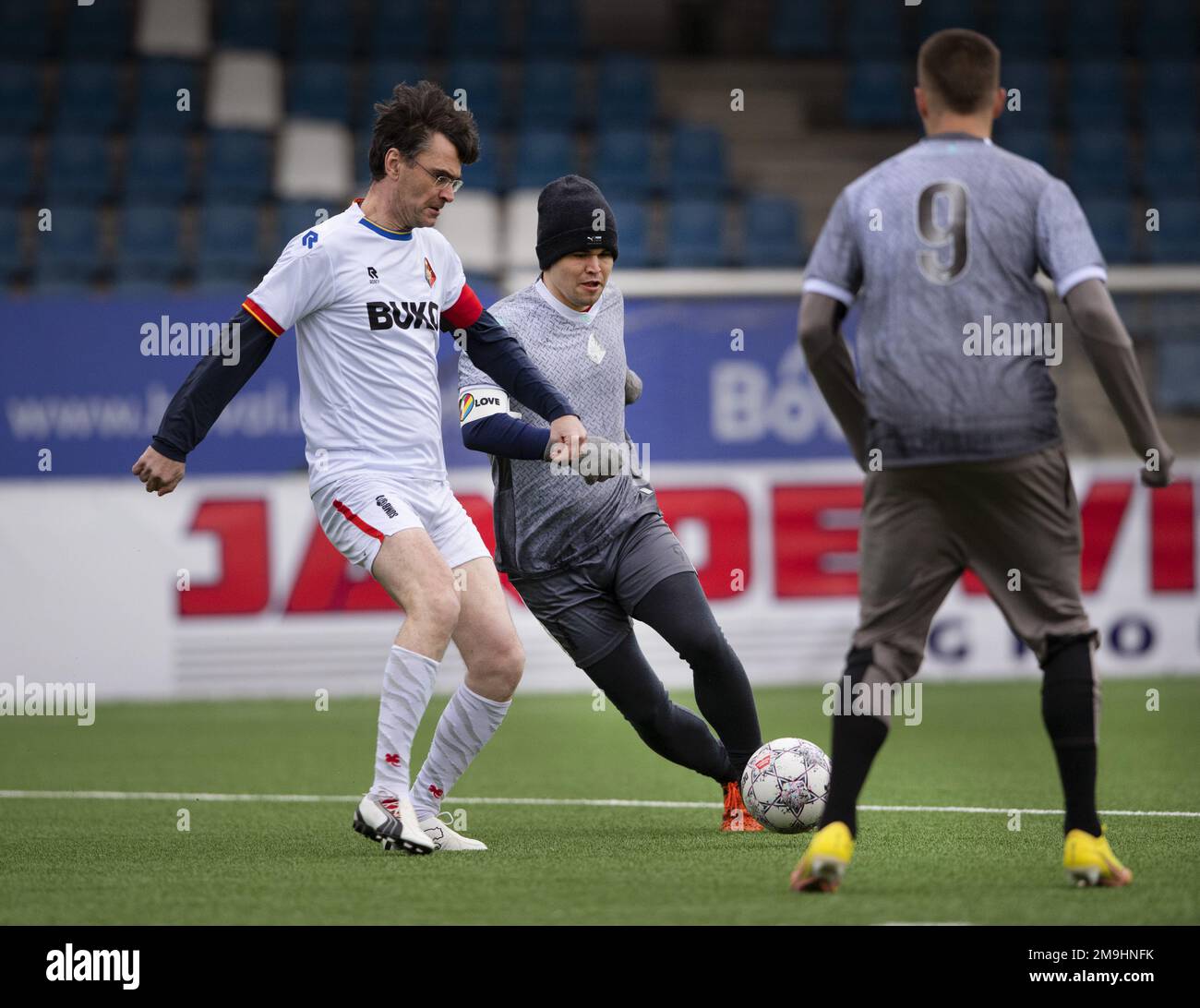 VELSEN-ZUID - Magnus Carlsen avec UN BRACELET D'AMOUR dans un duel avec l'ancien joueur d'échecs Loek van Wely des Tata Steel Masters lors d'un match de football contre Telstar, dans le cadre du tournoi d'échecs Tata Steel. ANP OLAF KRAAK pays-bas - belgique sortie Banque D'Images