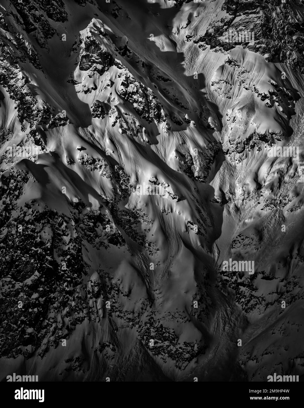 Vue aérienne de montagne enneigée en noir et blanc, Alpage de Loriaz, Vallorcine, Alpes françaises, France Banque D'Images