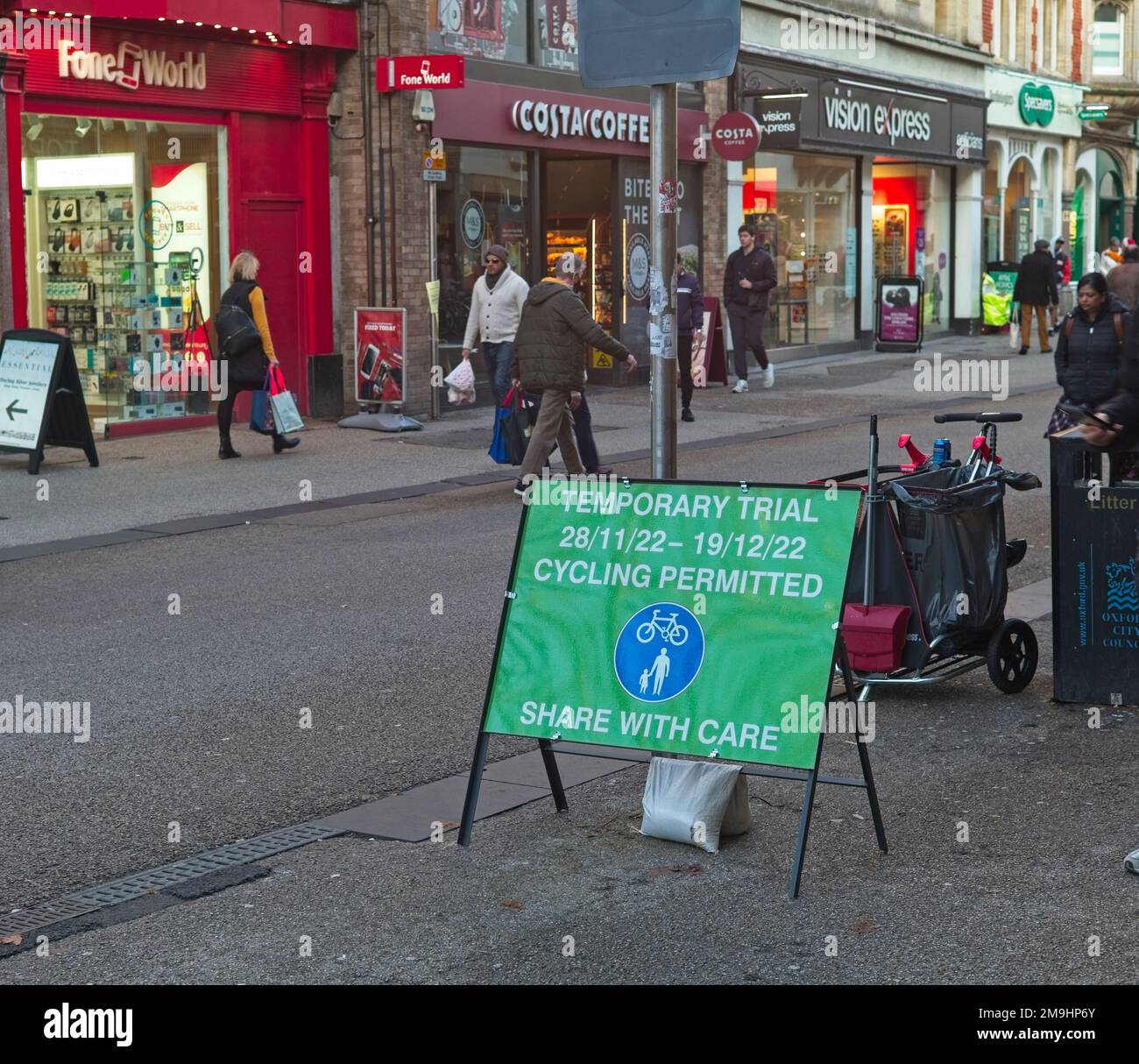Essai temporaire pour les cyclistes qui utilisent la rue piétonne (Queen Street) dans le centre d'Oxford Banque D'Images