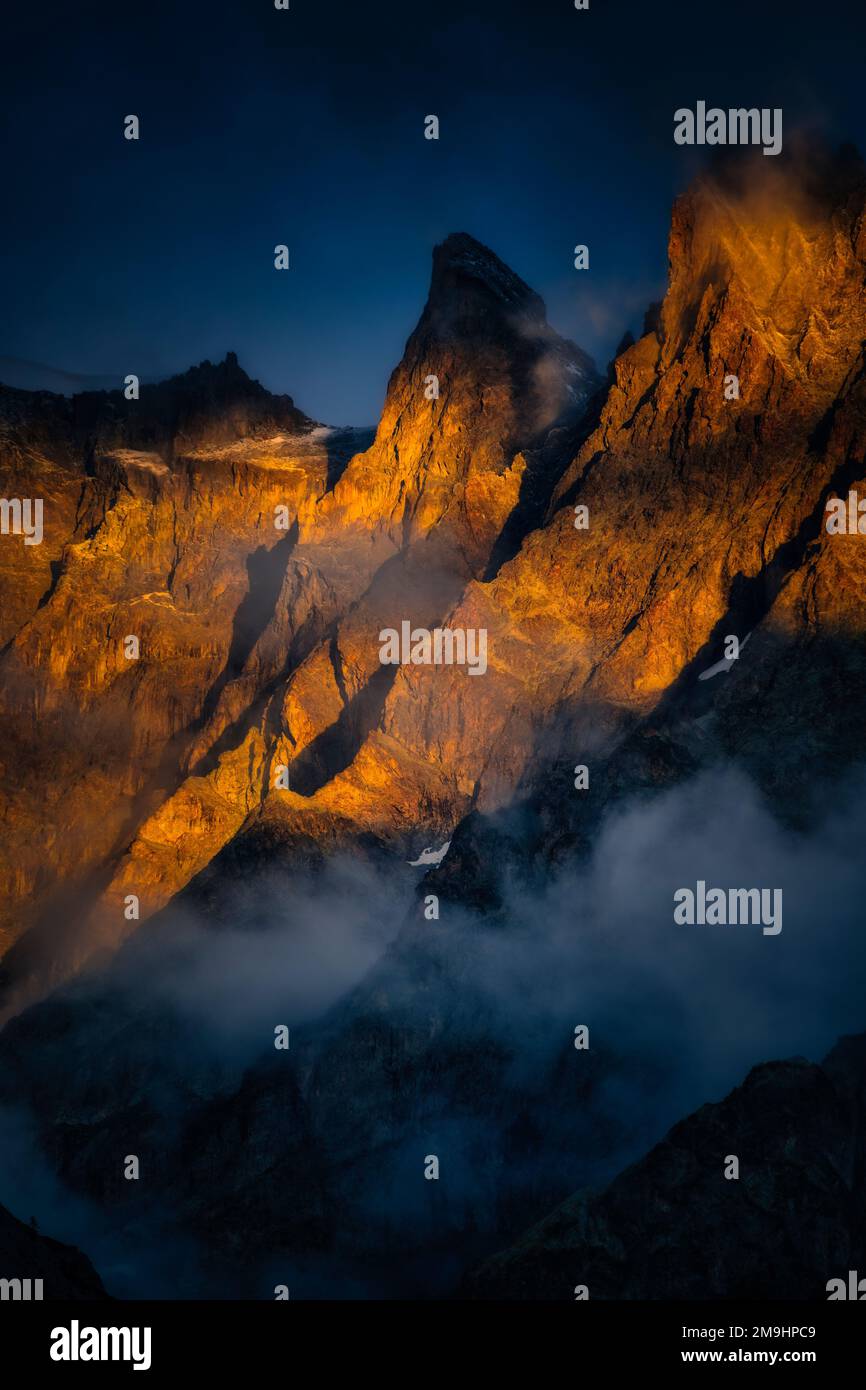 Paysage avec chaîne de montagnes au coucher du soleil, parc national des Ecrins, France Banque D'Images