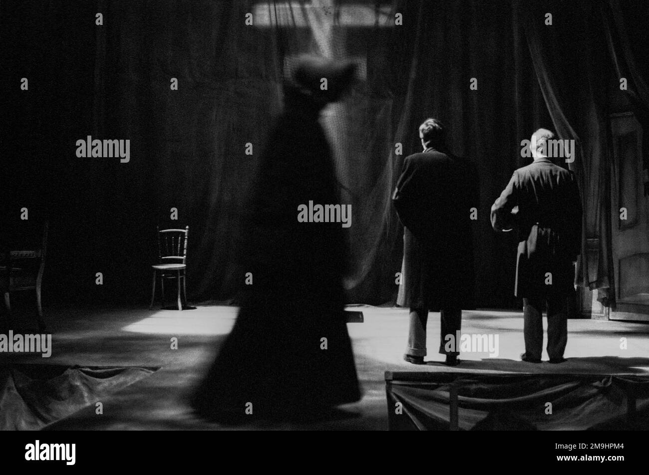Le fantôme (au centre) avec (l-r) John Duttine (l'acteur), Charles Kay (Arthur Kipps) dans LA FEMME EN NOIR par Stephen Mallatratt au Lyric Hammersmith, Londres W6 11/01/1989 adapté du roman de Susan Hill a 1987 Stephen Joseph Theatre Scarborough production originale Banque D'Images