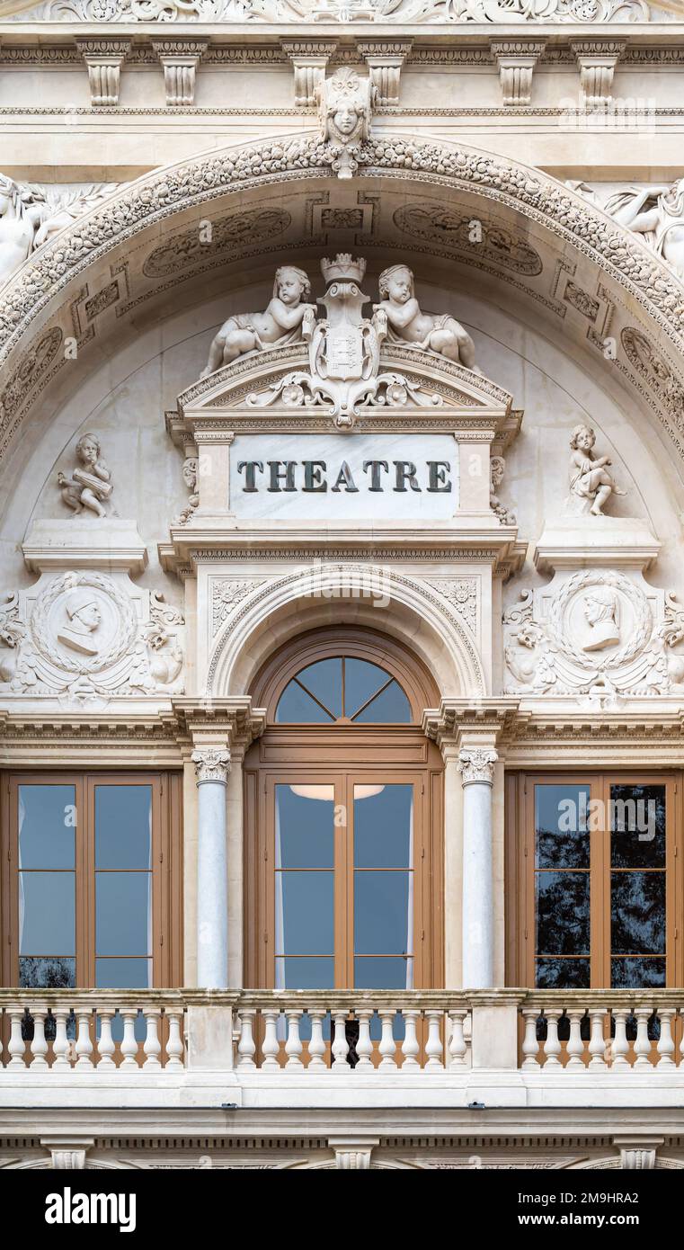 Avignon, Vaucluse, France, 12 29 2022 - porte arquée décorée de l'ancien Théâtre Banque D'Images