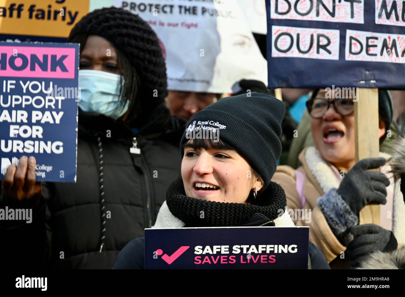 Londres, Royaume-Uni. Les infirmières occupent la ligne de piquetage au University College Hospital. Les membres de la MRC participent à deux jours de grève mercredi et jeudi de cette semaine dans 55 fiducies du NHS en Angleterre. Banque D'Images