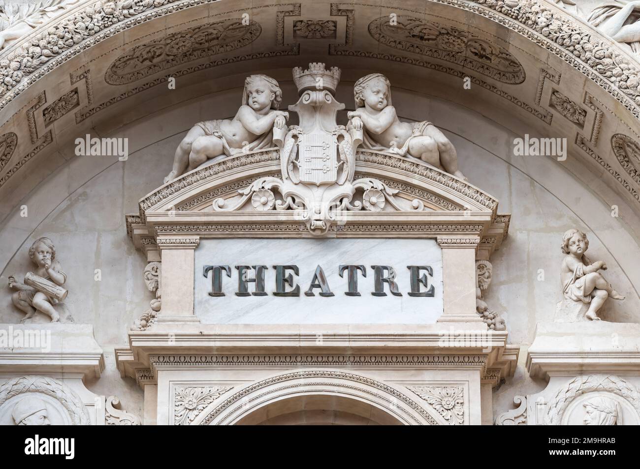 Avignon, Vaucluse, France, 12 29 2022 - porte arquée décorée de l'ancien Théâtre Banque D'Images