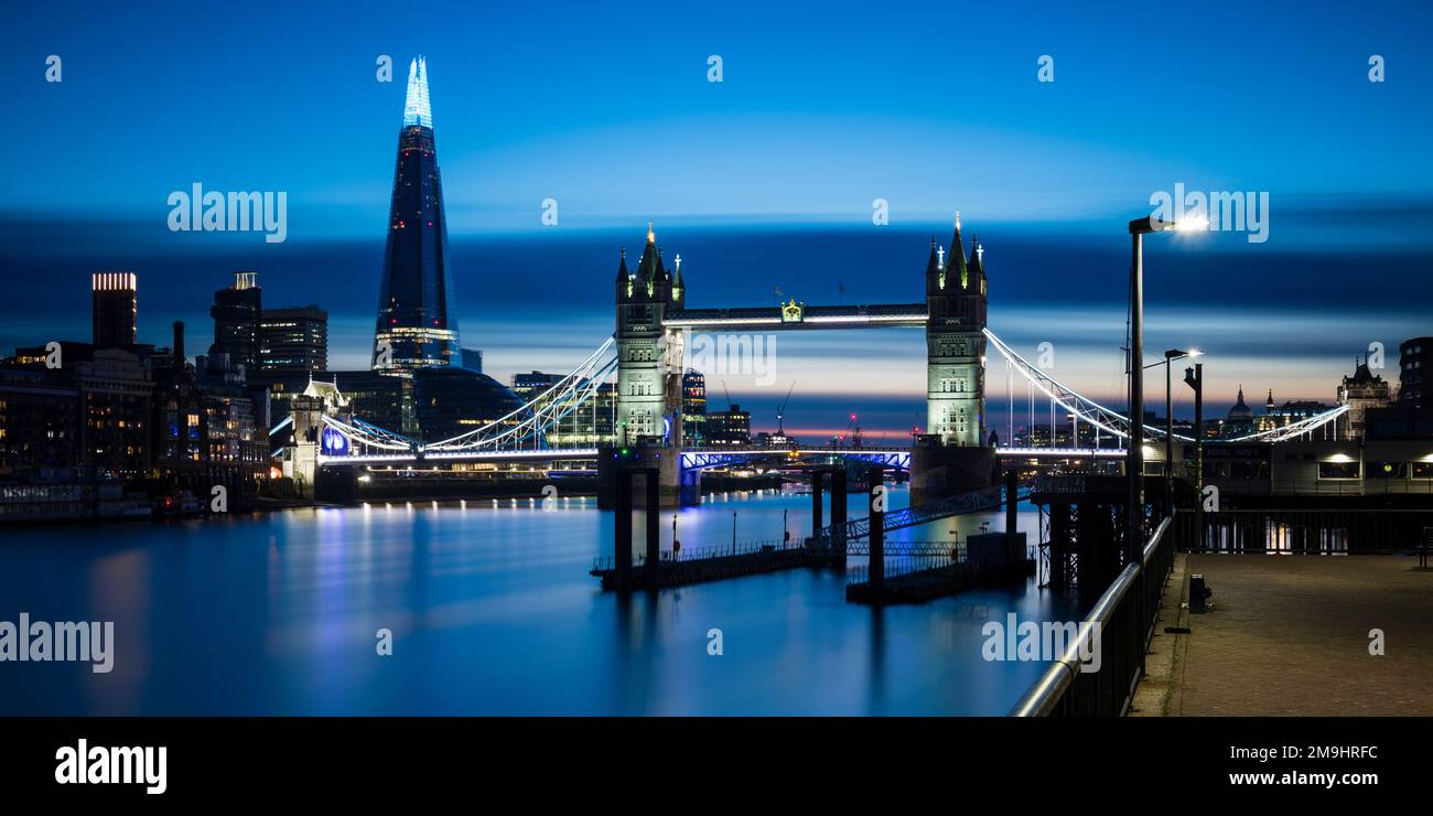 Paysage urbain avec la Tamise, Tower Bridge et le Shard la nuit, Londres, Angleterre, Royaume-Uni Banque D'Images