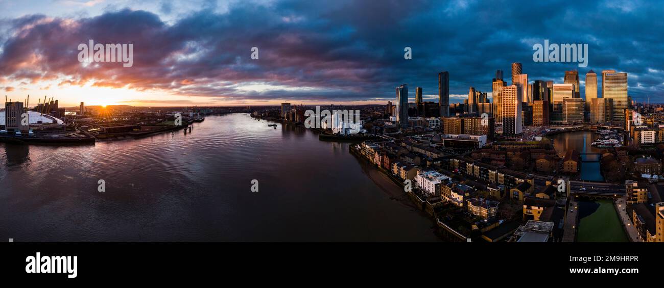 Vue aérienne de la Tamise, du Millennium Dome et des Docklands au coucher du soleil, Londres, Angleterre, Royaume-Uni Banque D'Images