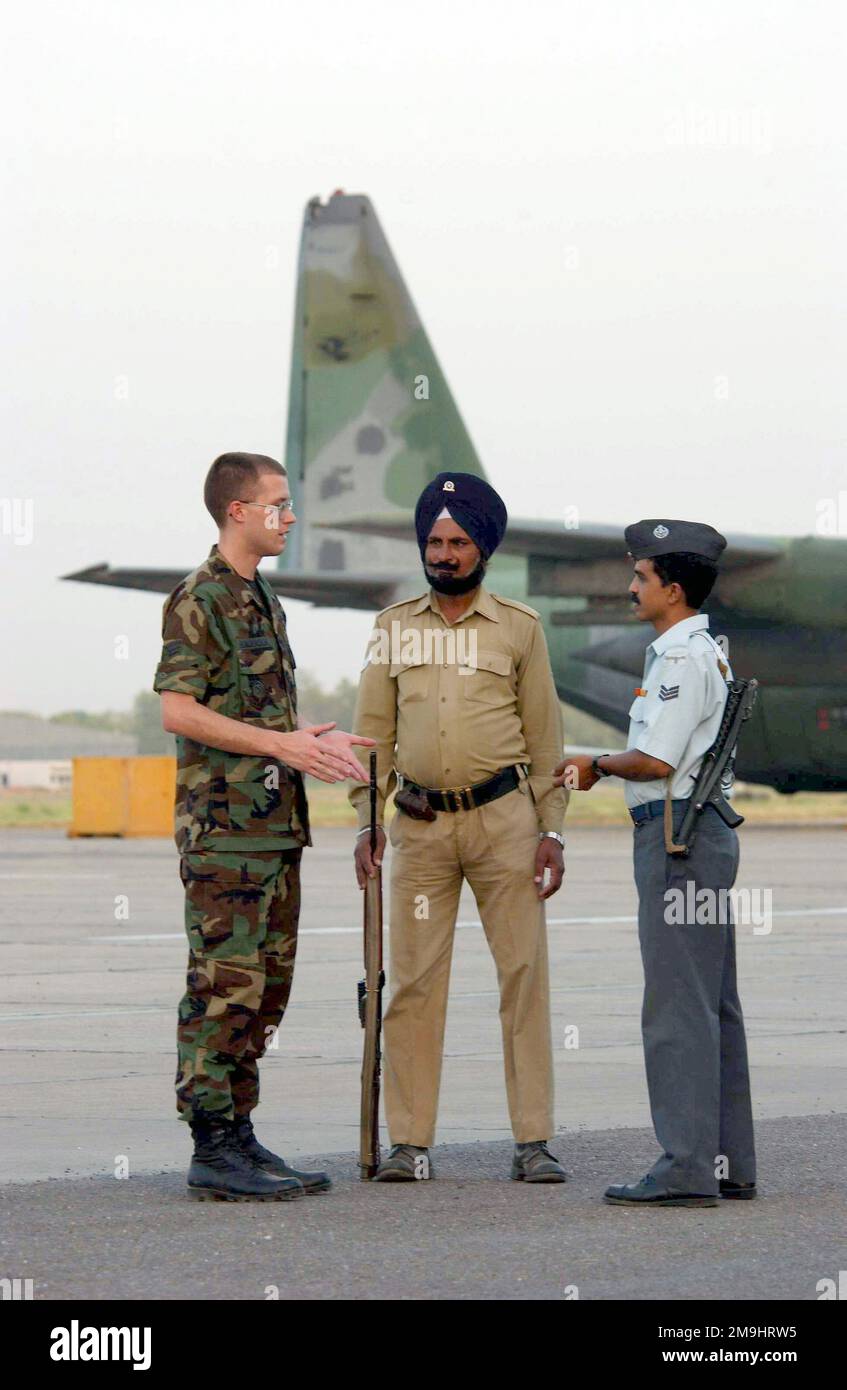 JEREMY Henderson (à gauche), technicien en météorologie affecté à l'escadron de soutien des opérations (OSS) 353rd, discute de l'entraînement conjoint en cours avec le sergent (SGT) de l'Armée de l'air indienne (IAF) Satadal Mandal et Prit Singh, sur la ligne de vol à la station de la Force aérienne Agra, en Inde. Les membres de l'OSS 353rd sont déployés ici pour trois semaines de formation conjointe en échange avec les Forces armées indiennes. IAF SGT Singh est armé d'une mitrailleuse L2A3 Sterling 9mm et IAF SGT Mandal porte une mitrailleuse semi-automatique IMBEL 7,62mm. SENIOR US Air Force (USAF) Banque D'Images