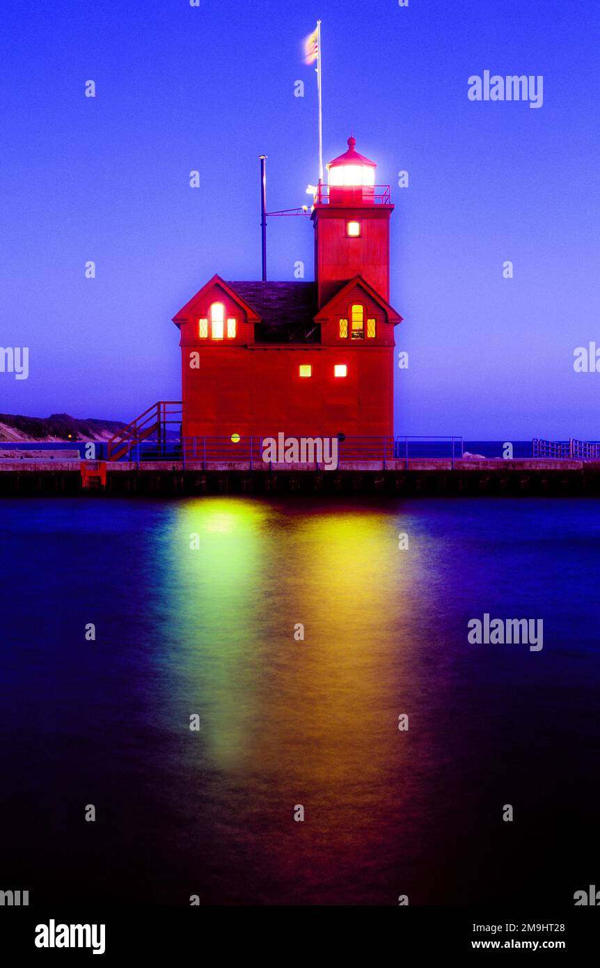 Phare illuminé au-dessus de la mer à Big Red Light, Hollande, Michigan, États-Unis Banque D'Images