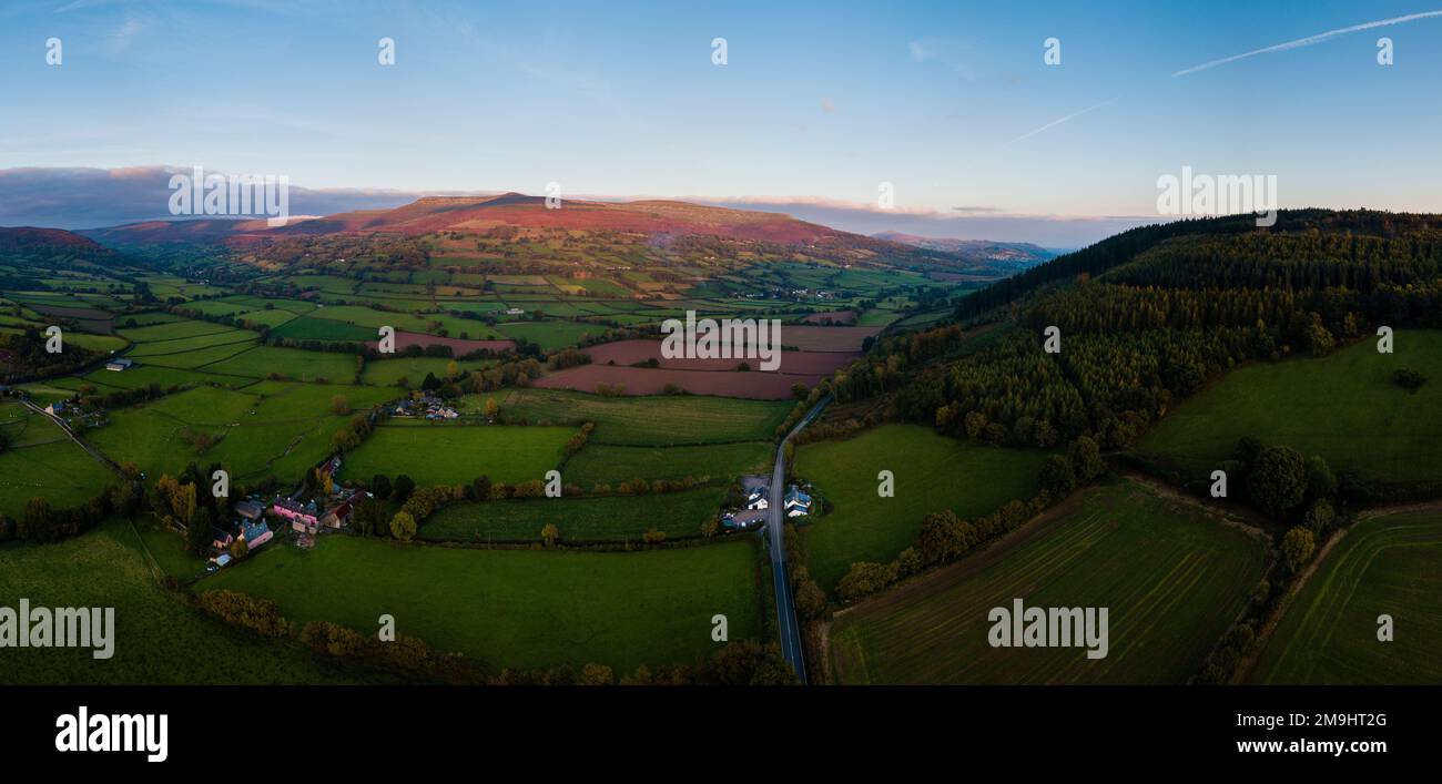 Vue aérienne du paysage rural avec champs et collines, parc national de Brecon Beacons, pays de Galles, Royaume-Uni Banque D'Images