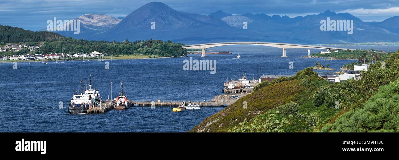 Le pont de Skye, l'île de Skye et les montagnes de Cuillin Banque D'Images