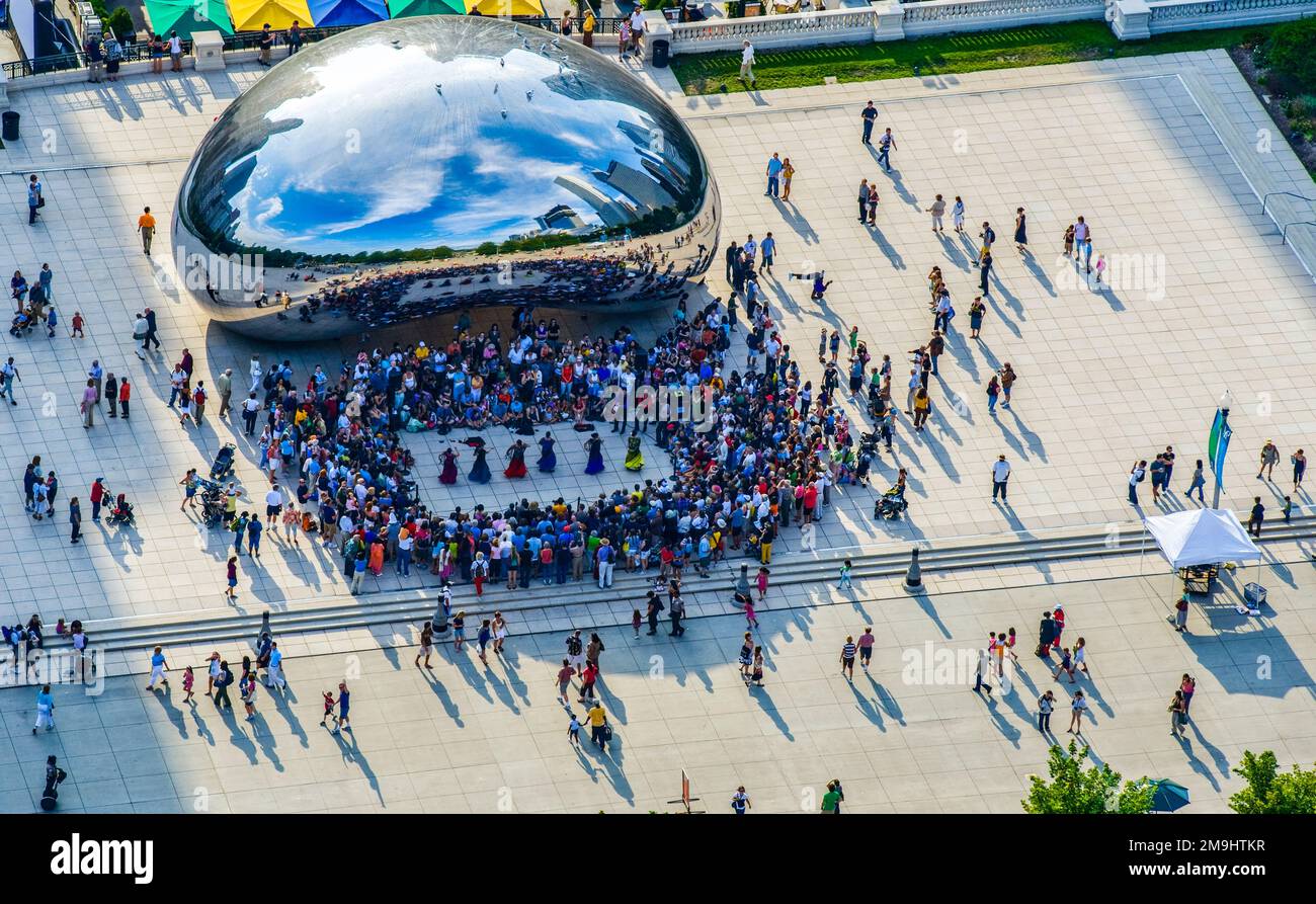 Observation de la foule dans la rue devant Cloudgate Sculpture, Millennium Park, Chicago, Illinois, États-Unis Banque D'Images