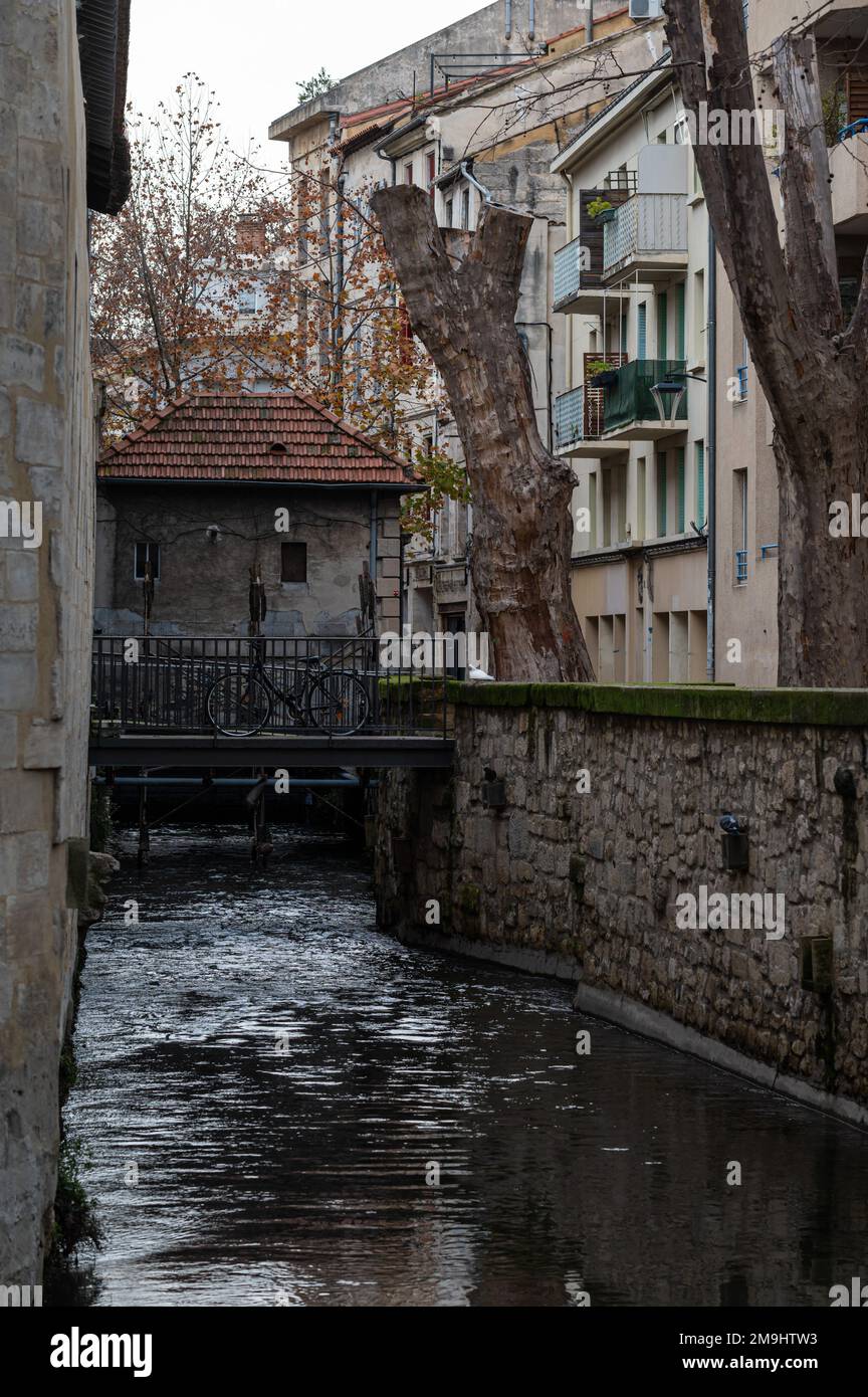 Avignon, Vaucluse, France, 12 29 2022 - anciens murs de maisons avec une crique et un moulin à eau Banque D'Images