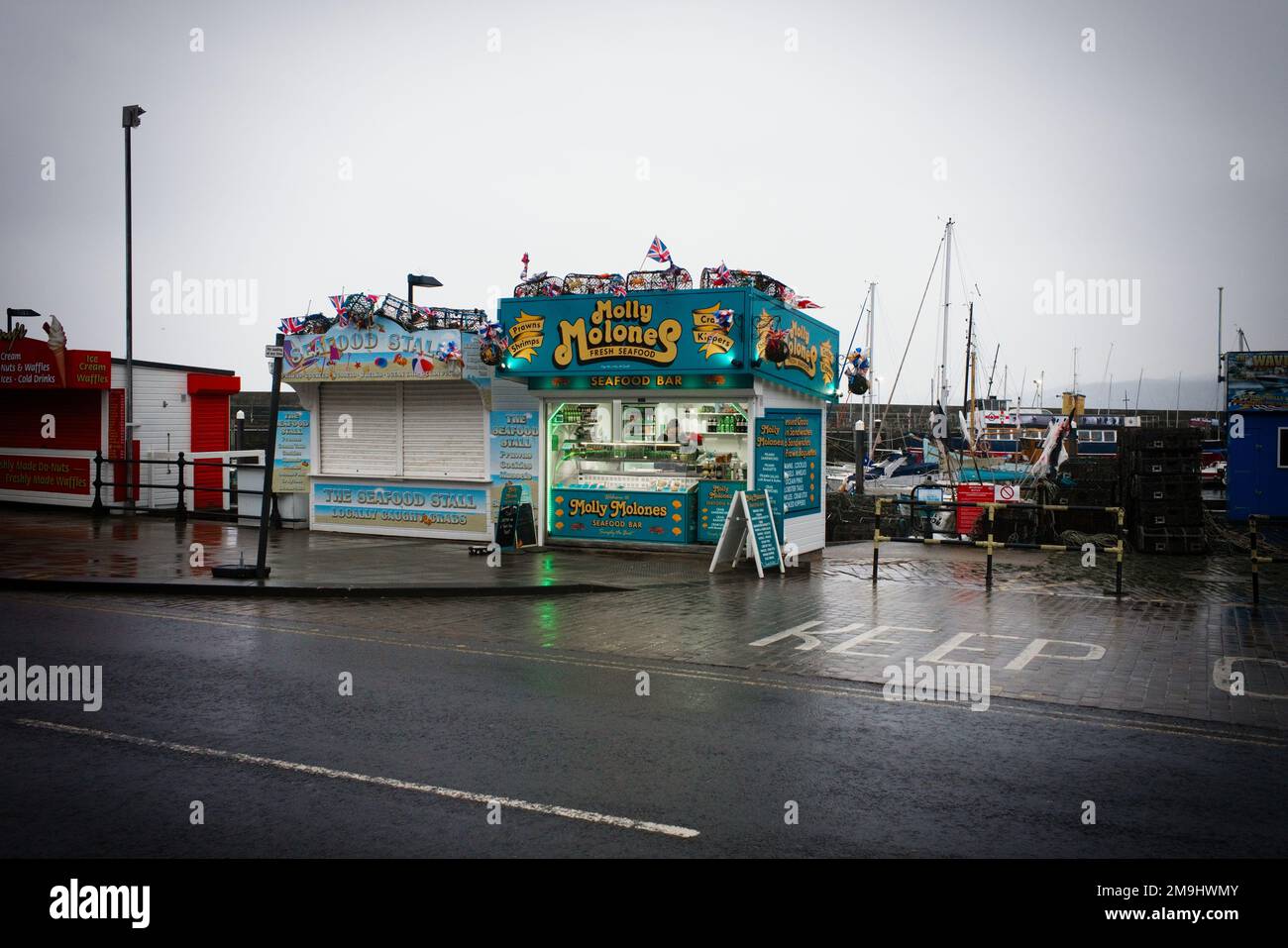 Les fruits de mer stallent au port de Scarborough lors d'un week-end d'hiver après-midi Banque D'Images