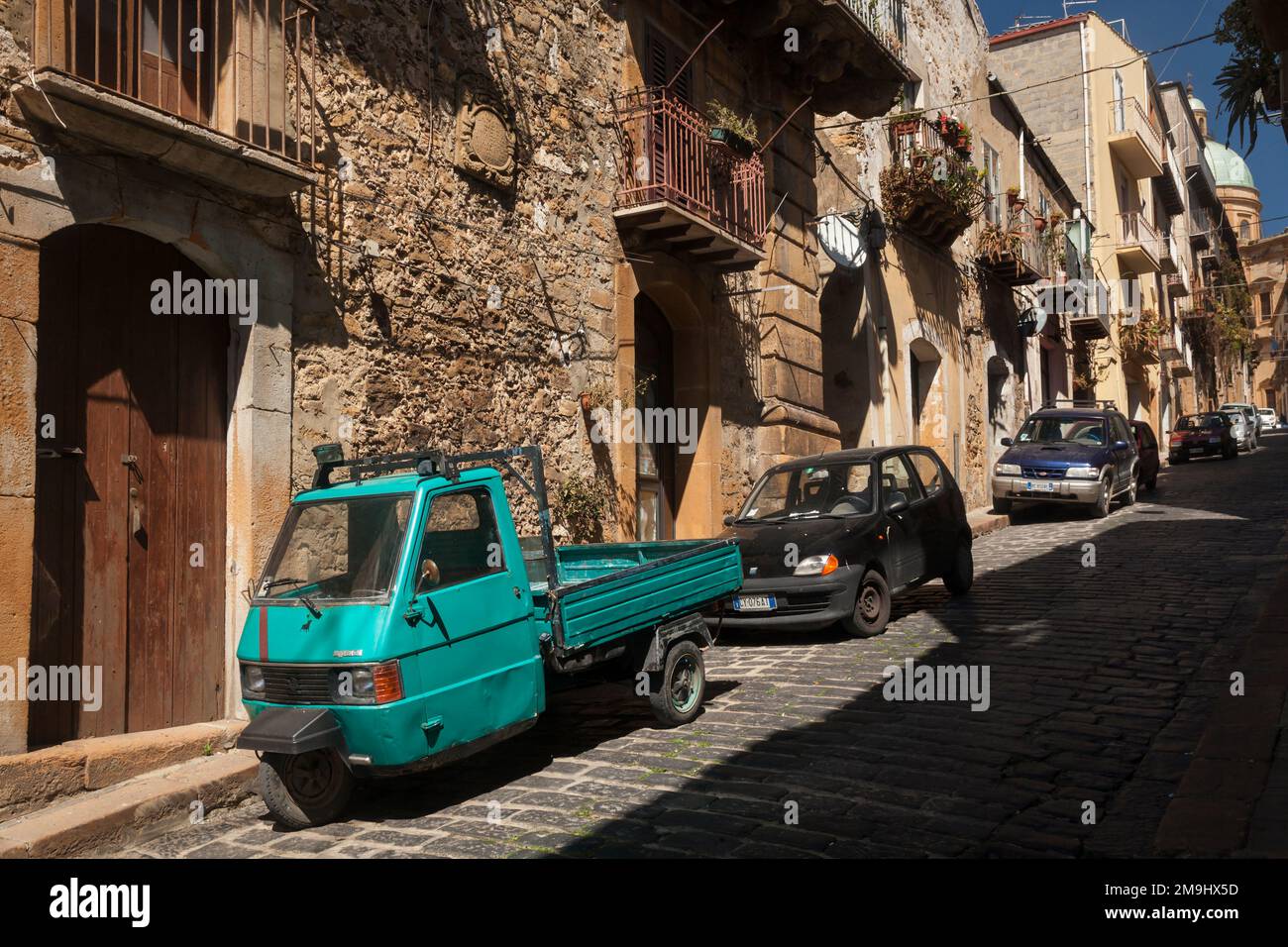 Vieille moto à trois roues garée sur la via dei Monti, Piazza Armerina, Sicile Banque D'Images