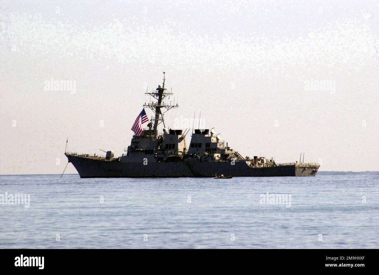 La classe ARLEIGH BURKE Destroyer USS Decatur (DDG 73) vole les couleurs des États-Unis tout en étant ancré au large de la côte de Dili, lors des cérémonies à l'ambassade américaine au Timor oriental. L'ancienne Mission des États-Unis a été redésignée ambassade des États-Unis après que le Timor oriental ait officiellement acquis son indépendance. Après plus de quatre cents ans de domination coloniale, vingt-cinq ans d'occupation et deux ans de reconstruction en tant que territoire administré par l'ONU, le Timor oriental est devenu la plus récente nation démocratique indépendante du monde sur le 20 mai 2002. (Image sous-standard). Base: Dili pays: Timor oriental (TMP) Banque D'Images