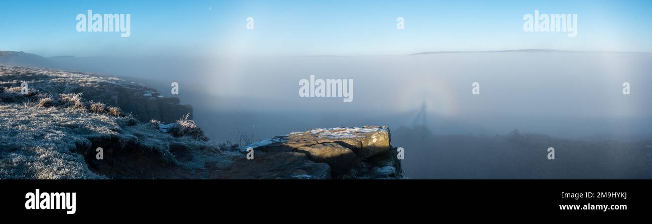 Spectaculaire spectre de broken et flogbow vu de Rocky Valley sur Ilkley Moor avec un dépoussiérage de neige, West Yorkshire, Angleterre, Royaume-Uni Banque D'Images