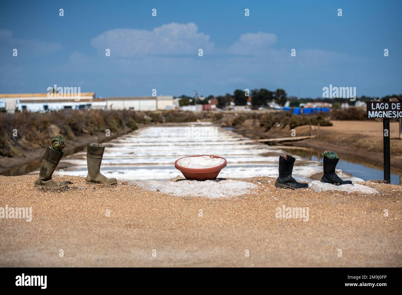Deux paires de bottes et un bol rempli de sel aux marais salants, Isla Cristina, Espagne Banque D'Images