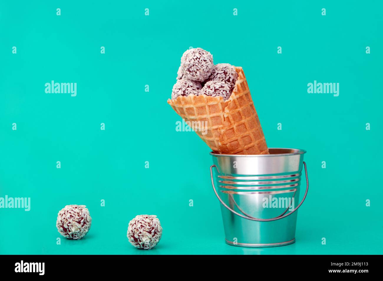 bonbons au chocolat aux cornets de crème glacée. mini-glace dans des cornes de gaufres et des bonbons colorés. vif Banque D'Images