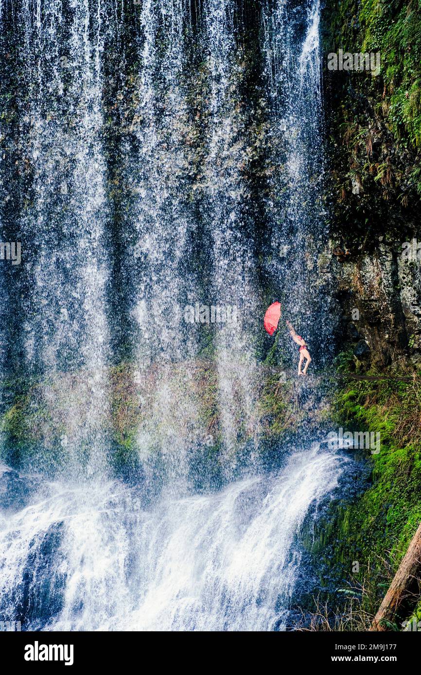 Danseuse rouge avec parapluie, parc national de Silver Falls, Oregon, États-Unis Banque D'Images