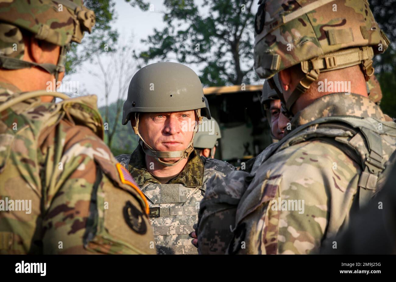 Le général Bashkim Jashari, commandant de la Force de sécurité du Kosovo, est informé des opérations de l'unité par le commandant du 1st Bataillon, 133rd Régiment d'infanterie, Garde nationale de l'armée de l'Iowa, au cours d'une tournée d'entraînement au camp Atterbury (Indiana), sur 19 mai 2022. Environ 15 soldats de la KSF ont été intégrés à des compagnies dans l'infanterie 1-133rd au cours d'un exercice d'entraînement annuel de deux semaines. Les hauts dirigeants de l'IANG et de la KSF ont visité chaque compagnie vers la fin de l'exercice pour observer la pleine intégration des troupes de la KSF et reconnaître les soldats qui ont fait preuve d'excellence tout au long de leur entraînement. La visite a été un Banque D'Images