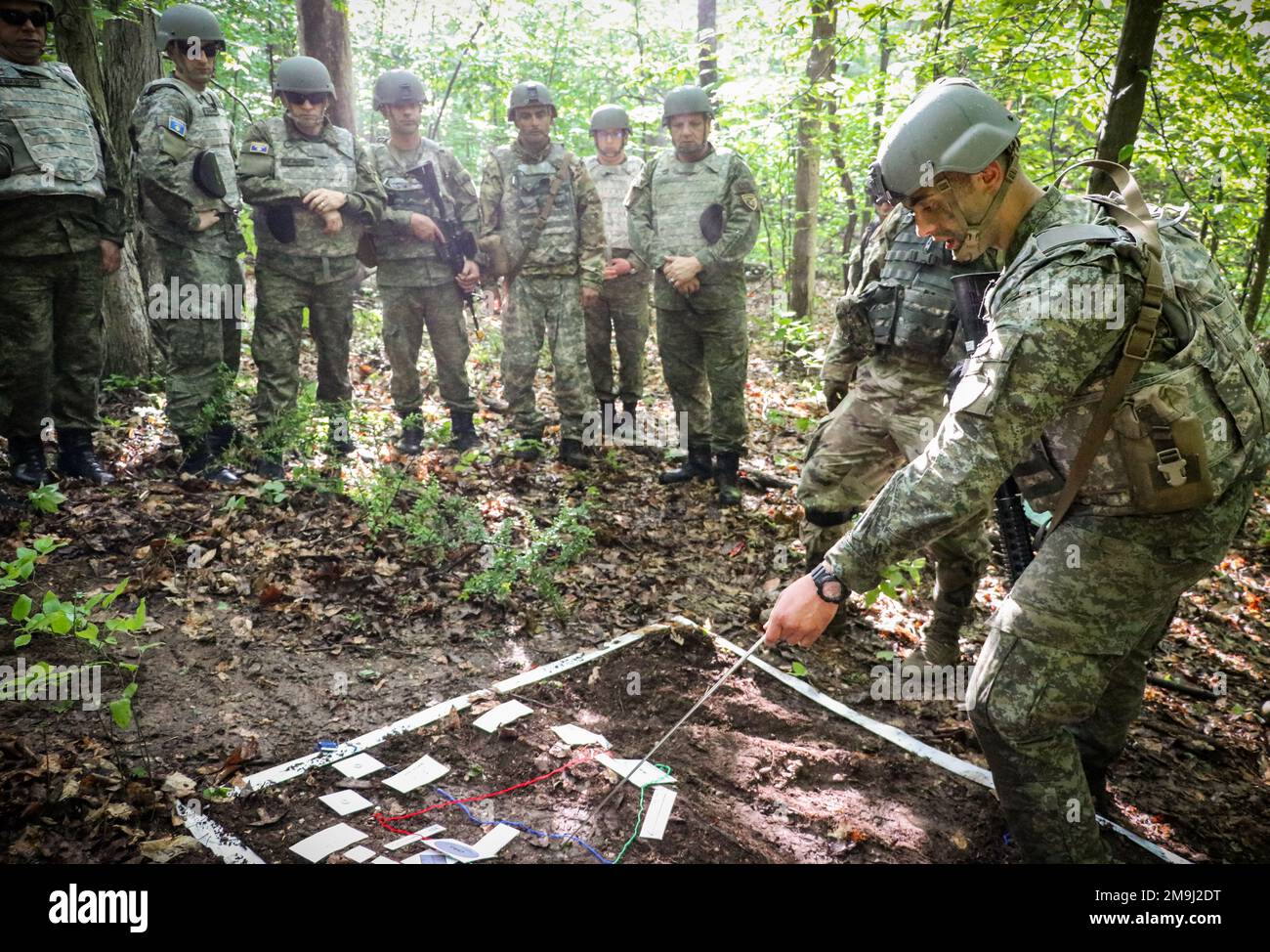 2nd le lieutenant Endrit Fejzullahu, officier d'infanterie du Régiment d'infanterie de la Force de sécurité du Kosovo (1st), informe les hauts dirigeants de la Garde nationale du Kosovo et de l'Iowa sur les tactiques de manœuvre lors d'une tournée d'entraînement au camp Atterbury (Indiana), sur 19 mai 2022. Environ 15 soldats de la KSF ont été intégrés à des compagnies dans l'infanterie 1-133rd au cours d'un exercice d'entraînement annuel de deux semaines. Les hauts dirigeants de l'IANG et de la KSF ont visité chaque compagnie vers la fin de l'exercice pour observer la pleine intégration des troupes de la KSF et reconnaître les soldats qui ont fait preuve d'excellence tout au long de leur entraînement. Fejzullahu était intégré W Banque D'Images