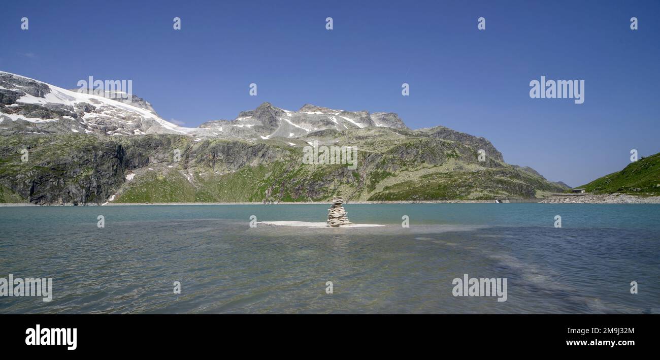 Art terrestre dans le lac de montagne près d'un glacier Banque D'Images