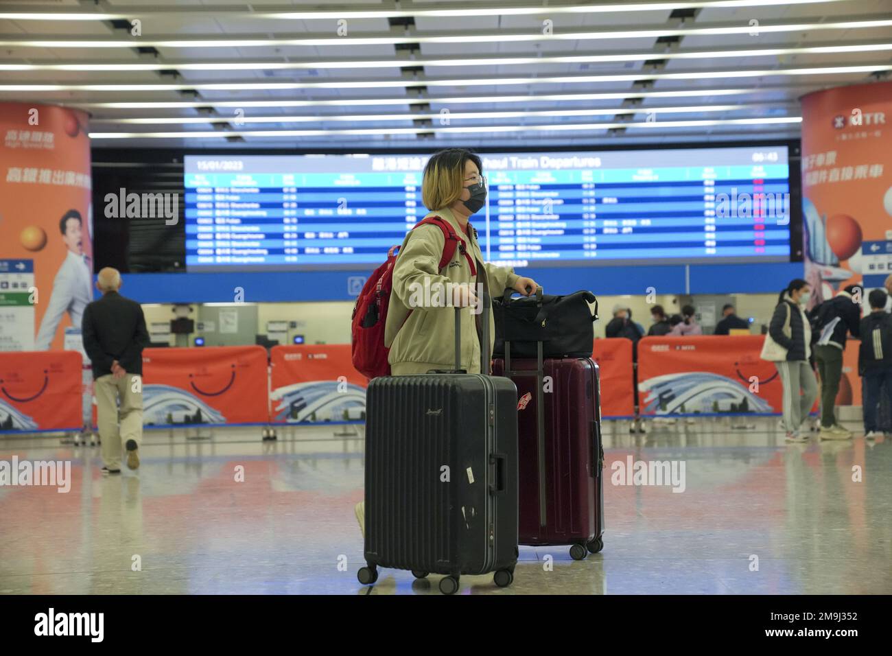 Le premier lot de passagers sortants attend de monter à bord du train pour la Chine continentale à la gare de Hong Kong West Kowloon en Jordanie. La liaison ferroviaire à grande vitesse de Hong KongHH reprend pour la première fois en trois ans après que Pékin ait assoupli cette restriction. La jambe de Hong Kong a été en service pendant environ 16 mois avant la fermeture en janvier 2020 en raison de la pandémie Covid-19. 15JAN23 SCMP / Sam Tsang Banque D'Images