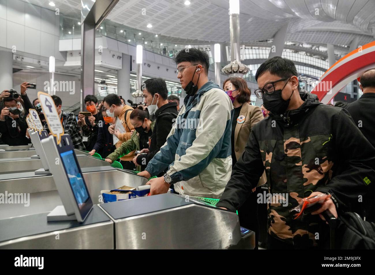 Le premier lot de passagers sortants attend de monter à bord du train pour la Chine continentale à la gare de Hong Kong West Kowloon en Jordanie. La liaison ferroviaire à grande vitesse de Hong KongHH reprend pour la première fois en trois ans après que Pékin ait assoupli cette restriction. La jambe de Hong Kong a été en service pendant environ 16 mois avant la fermeture en janvier 2020 en raison de la pandémie Covid-19. 15JAN23 SCMP / Sam Tsang Banque D'Images