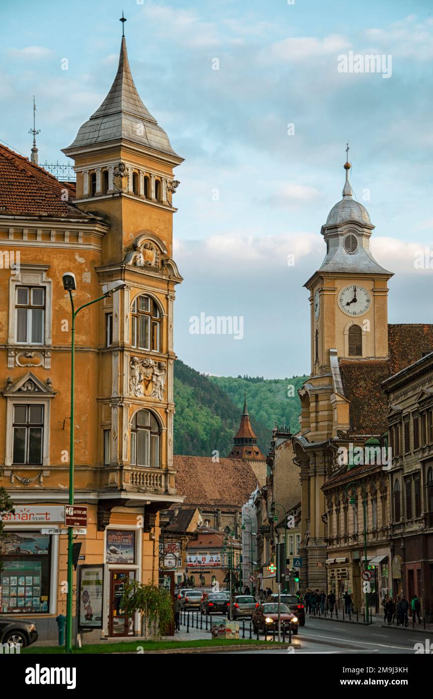 Un plan vertical de la vieille ville de Brasov sous les nuages en Roumanie Banque D'Images