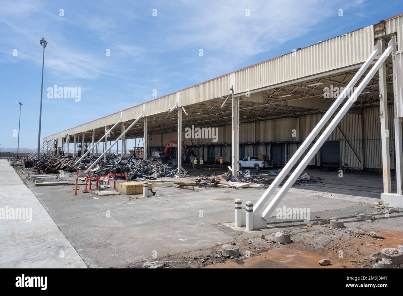 Les membres de l'équipe de construction démolissent le système de manutention mécanisé du 60th Escadron du port aérien de la base aérienne de Travis, en Californie, au 19 mai 2022. L’actuel MMHS de l’escadron est le plus ancien du Commandement de la mobilité aérienne. Après la déconstruction, l'escadron acquera la dernière MMHS. Ce système entièrement automatisé aidera à accélérer le mouvement du fret et à optimiser la productivité des effectifs au plus grand port aérien de la côte Ouest. Banque D'Images