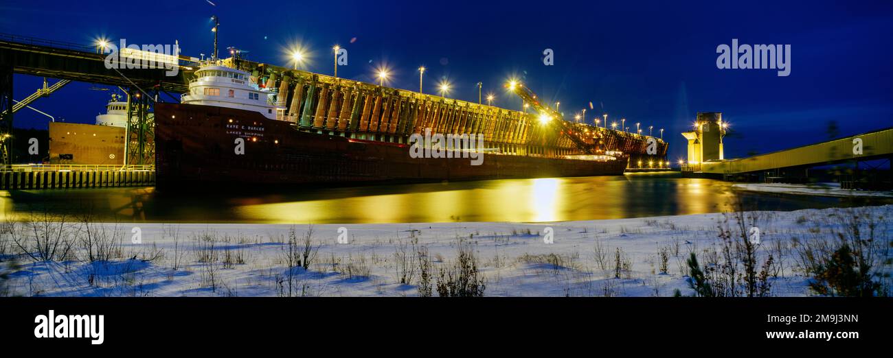 Bateaux à minerai à Ore Dock le soir, Upper Harbour, Marquette, Michigan, États-Unis Banque D'Images