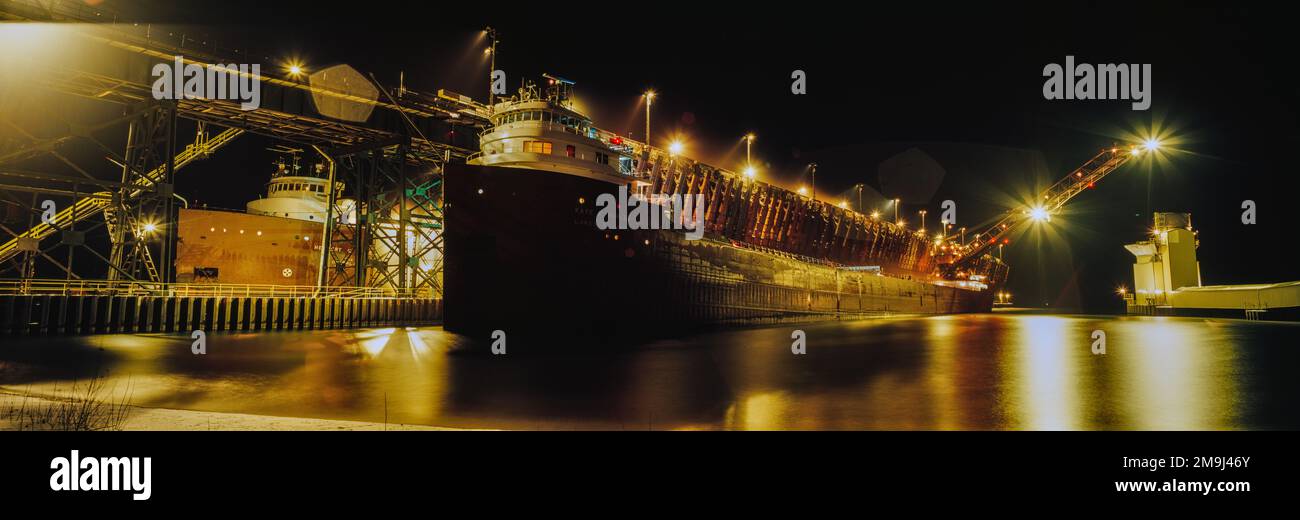 Bateaux à minerai à Ore Dock le soir, Upper Harbour, Marquette, Michigan, États-Unis Banque D'Images