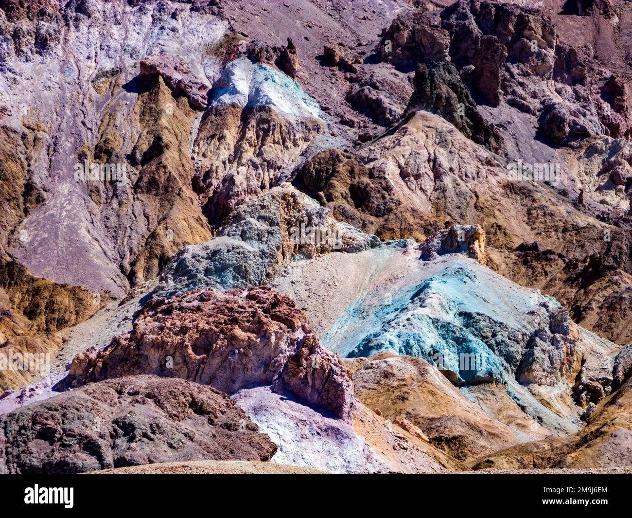 Pistes à Artists Palette dans la vallée de la mort, Californie. Divers pigments minéraux ont coloré les dépôts volcaniques trouvés ici. Banque D'Images