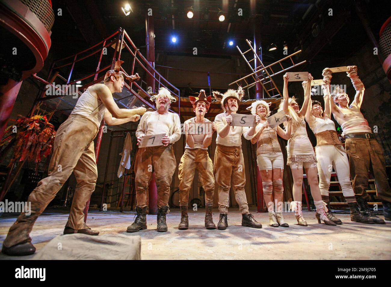 A gauche: Matthew Woodyatt (Snowball) dans UNE FERME D'ANIMAUX par George Orwell au Théâtre Royal Bath, Angleterre 13/07/2007 adapté par Peter Hall paroles: Adrian Mitchell musique: Richard Peaslee réalisateur: Rachel O'Riordan Banque D'Images