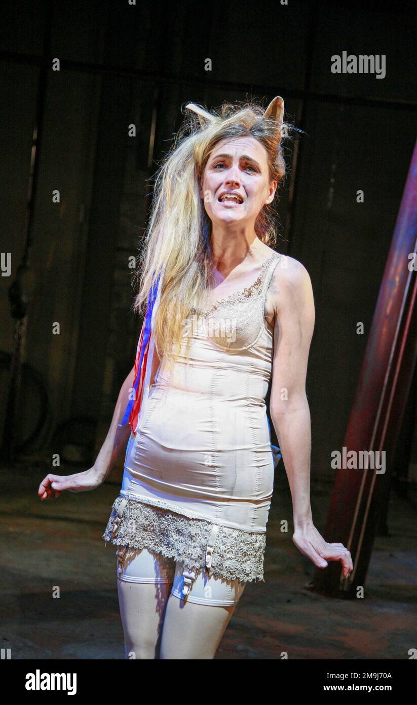 Rebecca Jackson (Mollie) dans UNE FERME D'ANIMAUX par George Orwell au Théâtre Royal Bath, Angleterre 13/07/2007 adapté par Peter Hall paroles: Adrian Mitchell musique: Richard Peaslee réalisateur: Rachel O'Riordan Banque D'Images