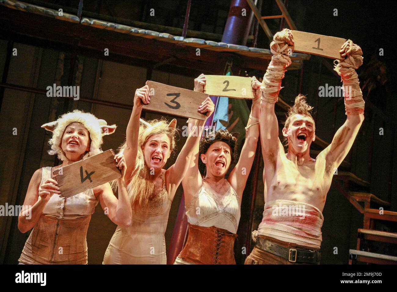 l-r: Claire Story (Muriel), Rebecca Jackson (Mollie), Sarah Groarke (Clover), Steve Hansell (Boxer) dans UNE FERME ANIMALE par George Orwell au Théâtre Royal Bath, Angleterre 13/07/2007 adapté par Peter Hall paroles: Adrian Mitchell musique: Richard Peaslee réalisateur: Rachel O'Riordan Banque D'Images
