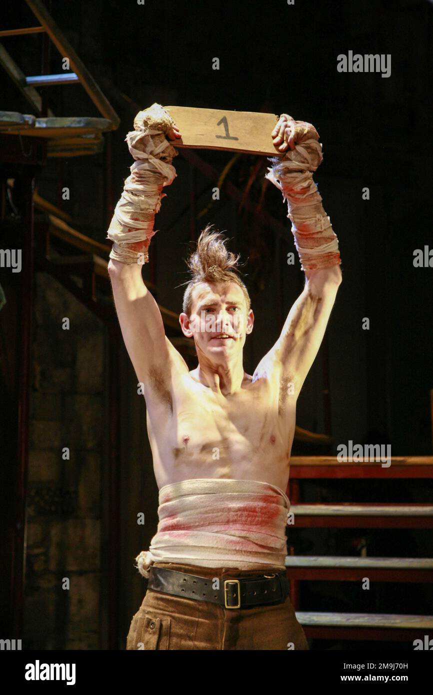 Steve Hansell (Boxer) dans UNE FERME ANIMALE par George Orwell au Théâtre Royal Bath, Angleterre 13/07/2007 adapté par Peter Hall paroles: Adrian Mitchell musique: Richard Peaslee réalisateur: Rachel O'Riordan Banque D'Images