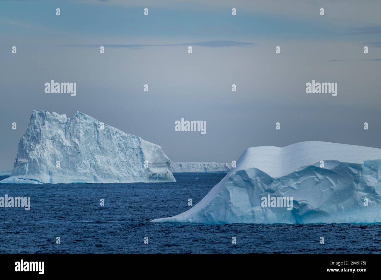 Vue sur les icebergs dans le détroit de l'Antarctique à l'extrémité de la péninsule antarctique, Antarctique. Banque D'Images