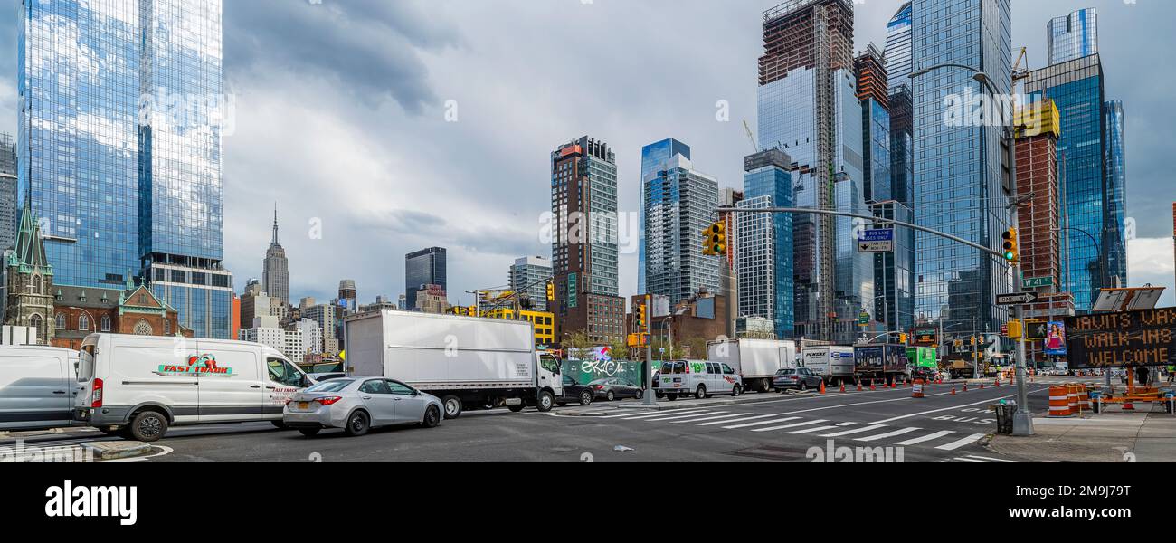 Gratte-ciels et voitures, West Side, New York City, New York, États-Unis Banque D'Images