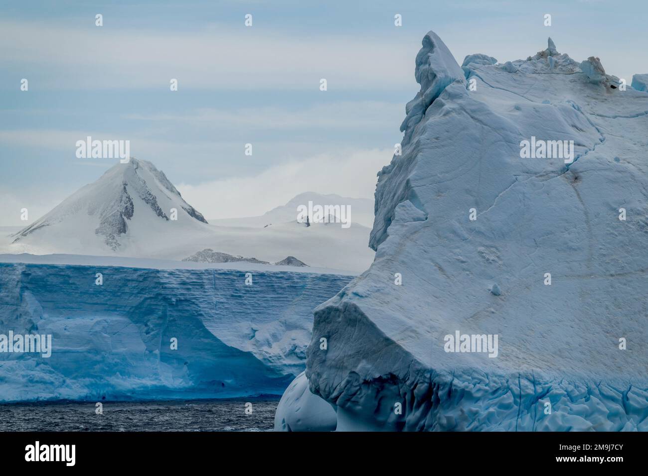 Vue d'un iceberg dans le détroit de l'Antarctique sur la pointe de la péninsule antarctique, Antarctique. Banque D'Images