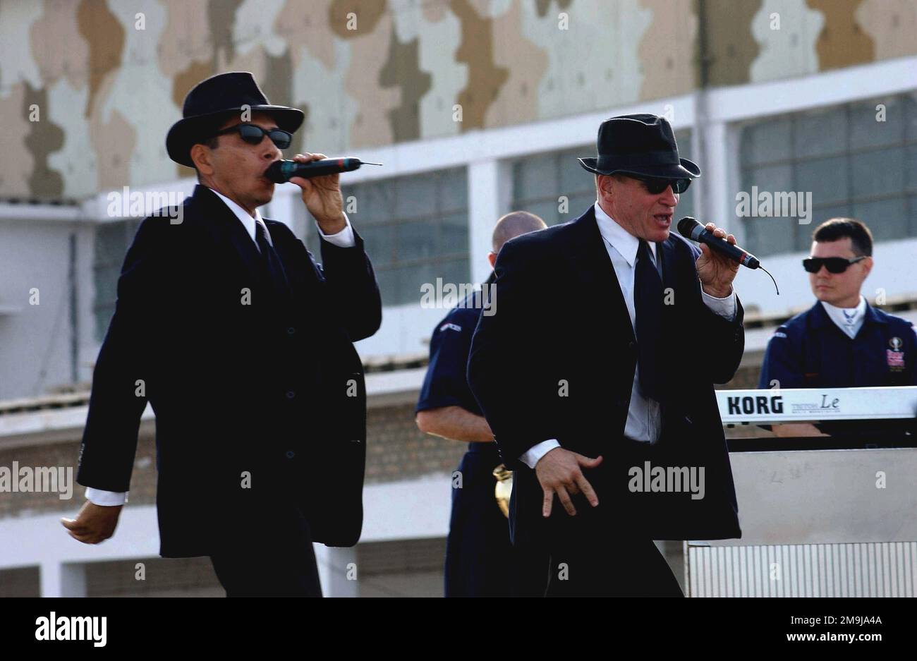 LA US Air Force (USAF) est composée de chanteurs bleus, du sergent technique Max Hernandez (à gauche) et du SERGENT-CHEF Bryan Langerud (MSGT), qui effectuent leur interprétation des Blues Brothers, sur scène pour le personnel de l'USAF déployé avec le groupe d'expéditionnaires aériens (AEG) de 438th, dans un lieu non divulgué pour soutenir l'opération ENDURING FREEDOM. Sujet opération/série: LIBERTÉ DURABLE pays: Inconnu Banque D'Images