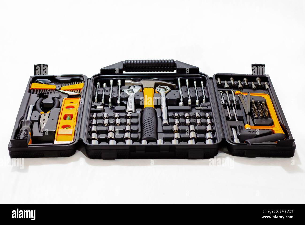 toolbox avec une grande variété de ces éléments, sur fond blanc Banque D'Images