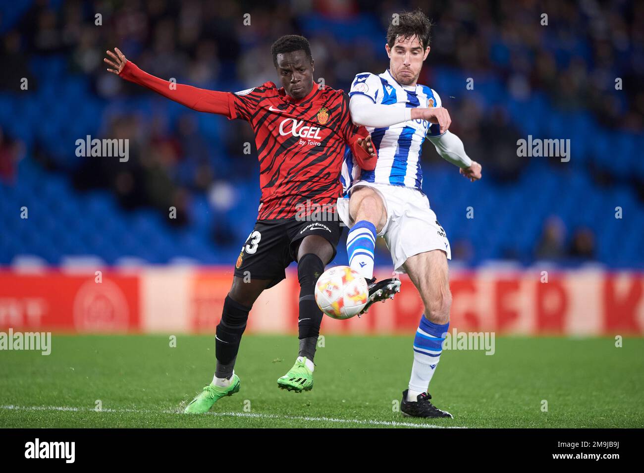 Amath Ndiaye du RCD Mallorca et Aritz Elustrondo de Real Sociedad pendant le match de Copa del Rey entre Real Sociedad et RCD Mallorca à Reale Arena Banque D'Images